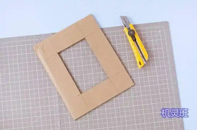 回收纸箱制作可爱画框的方法和步骤2,确定画框的边框宽度,用尺子和