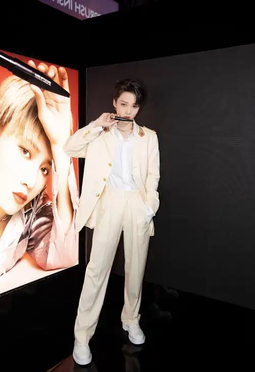 刘雨昕中性风超酷米色西装穿出清新帅气感不愧是女团c位