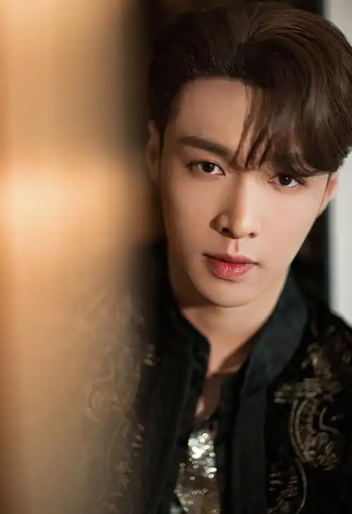 张艺兴亮片西装帅气写真图片612