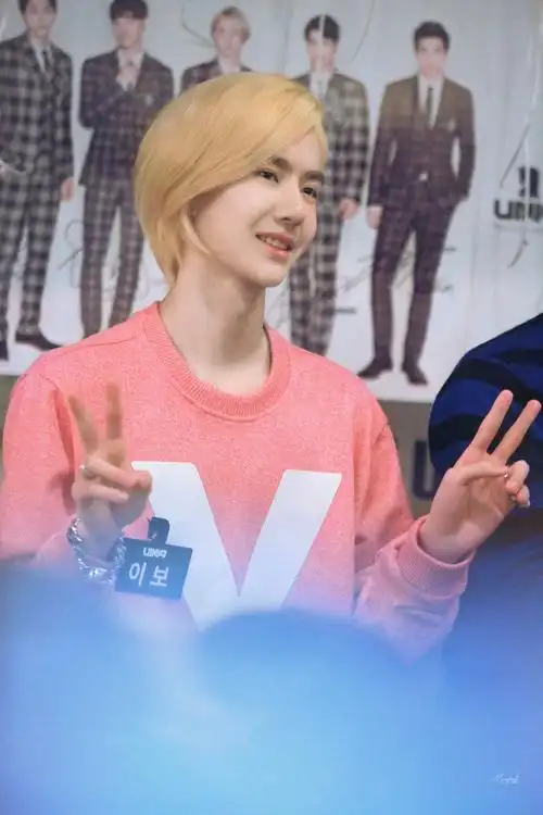 141123 uniq韩国迷你fm @uniq-王一博(pldd) cr:logo