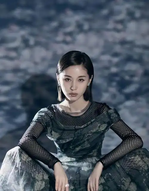 欢乐颂王子文个性黑色镂空裙踩脚裤配高跟鞋气质优美