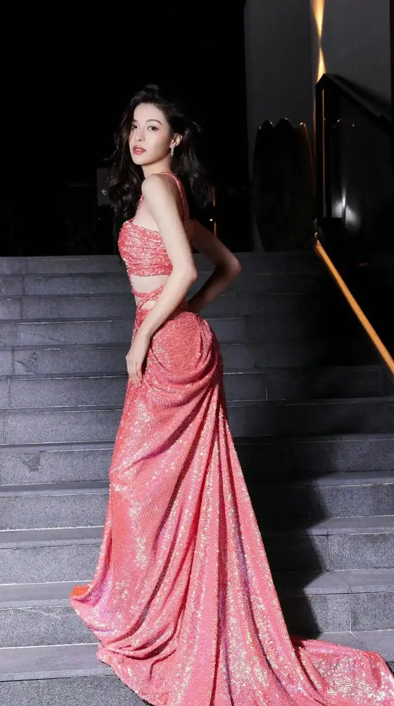 钟楚曦穿玫红色亮片镂空礼服显得妩媚动人