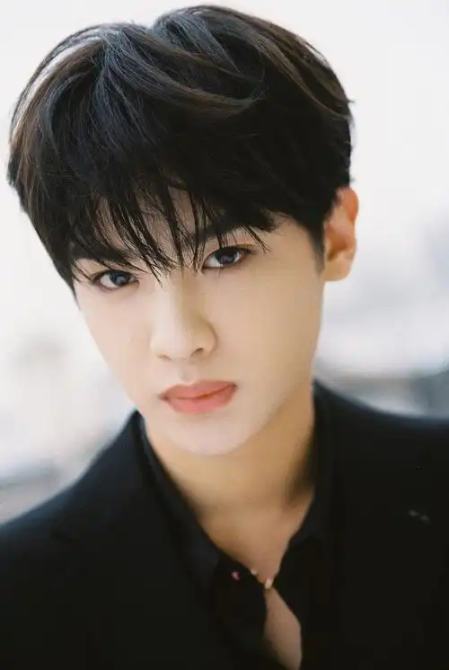 黄明昊网络视听年度盛典造型图黑色西装又酷又拽氛围感十足