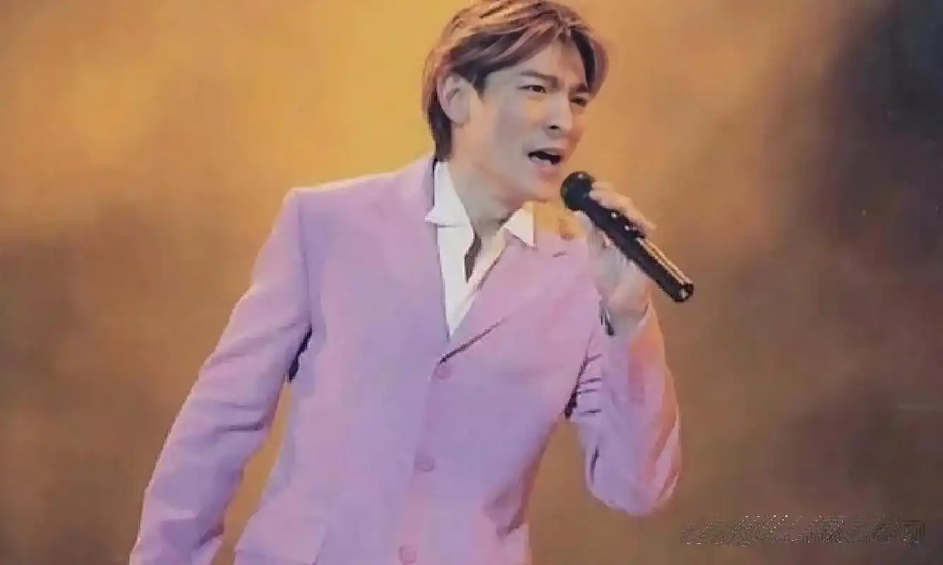 刘德华早期演唱会上的褐色发型