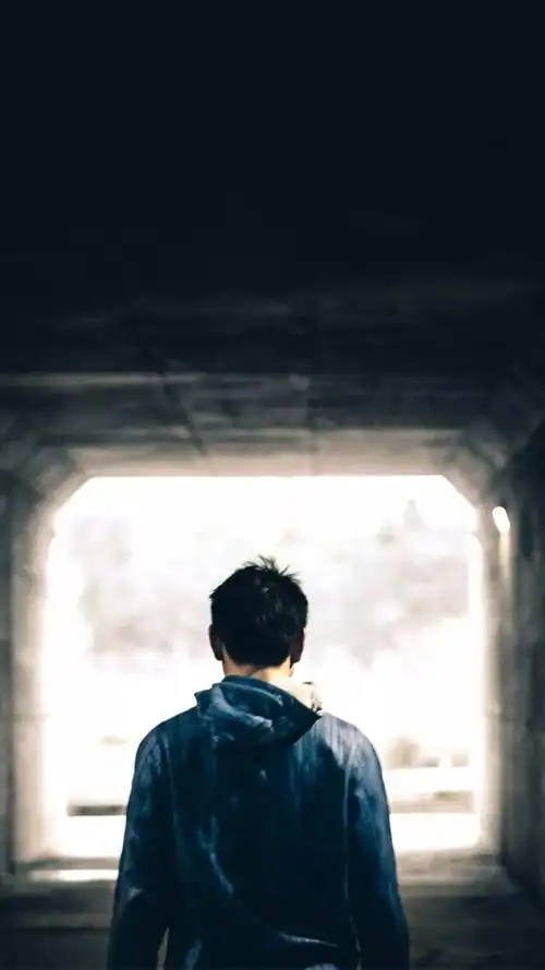 一个人的背影凄凉图片_唯美图片