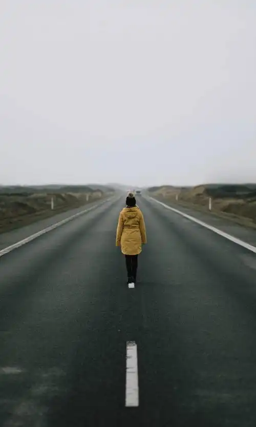 一个人的悲伤一个人听歌,一个人走路,一个人喝酒,一个人难过,一个人