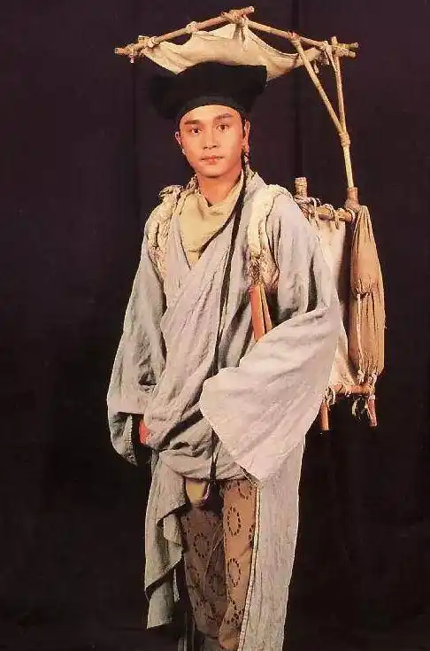 因为起初张国荣不想穿着奇怪的衣服拍古装片,后因徐克的耐心讲解,才打