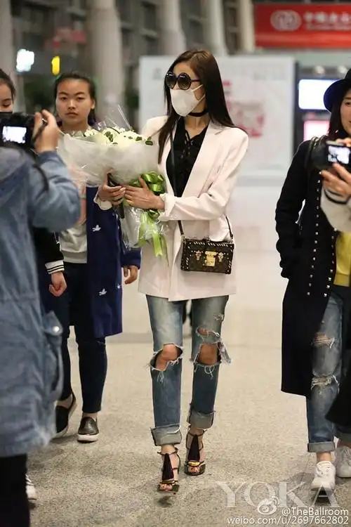 2016明星春夏最新街拍看点 究竟哪款土豪包更惊艳到你