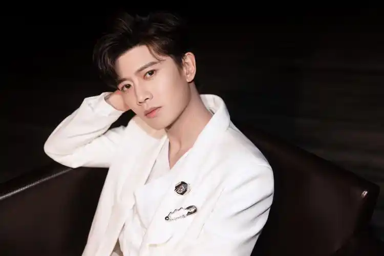 任嘉伦白色西装写真1440x900分辨率查看