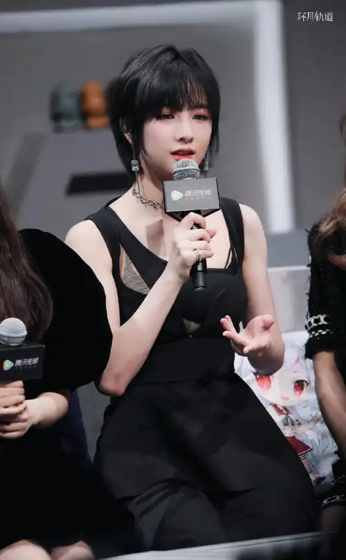 赵粤超话93#赵粤硬糖少女303人气主舞#200802 红毯女明星78@硬糖