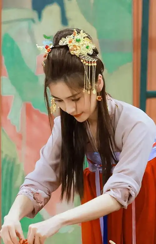 baby古装造型曝光,抹胸裙戴金簪发饰,莞尔一笑倾国倾城|杨颖_网易订阅