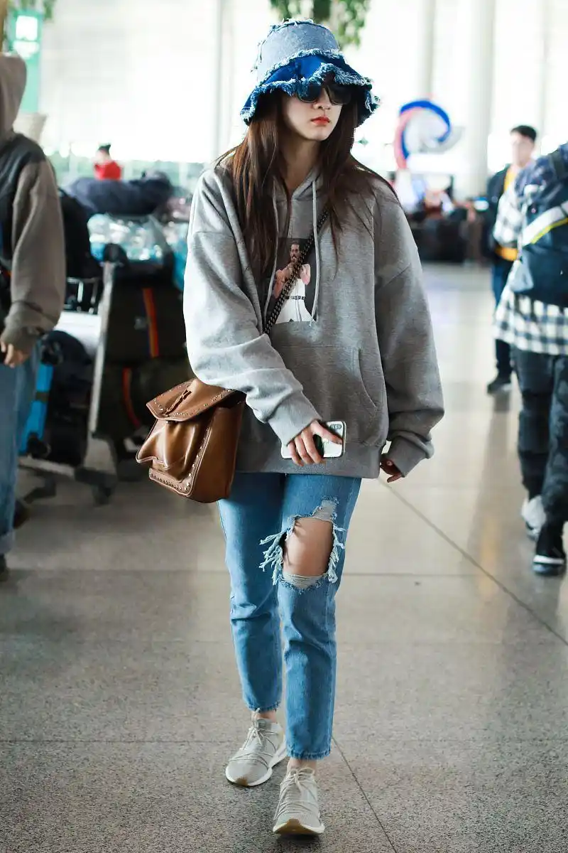 张雪迎街拍:皇后乐队照片帽衫牛仔裤ysl斜挎包 甜美休闲