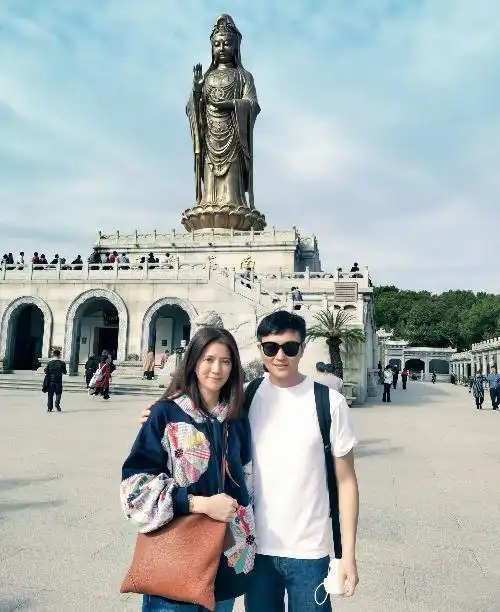 袁咏琳再游普陀山夫妻搞怪合影惹人喜疑是在还愿当年求子成真