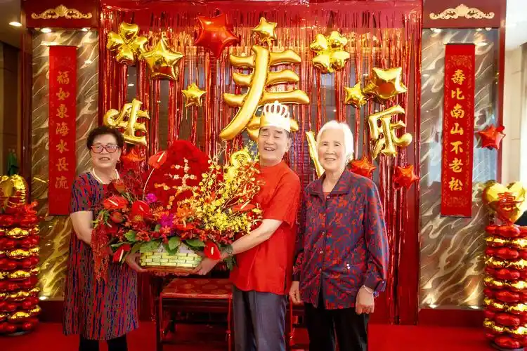 二姐献鲜花寿桃