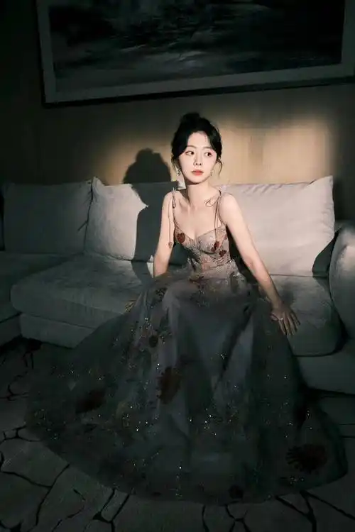 谭松韵出席一年一度的我们的电视剧盛典,身穿刺绣吊带裙,清新优雅!_气