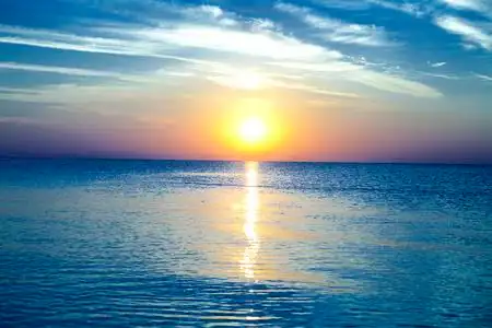 蓝蓝的天空 阳光和大海照片