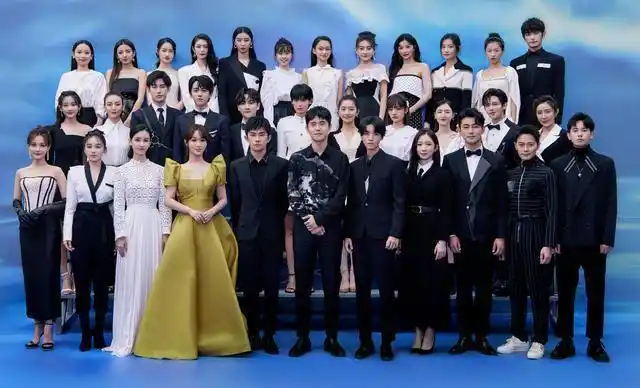 明星大合唱集体翻车!p图太狠,64岁刘晓庆变香肠嘴,冯绍峰最惨