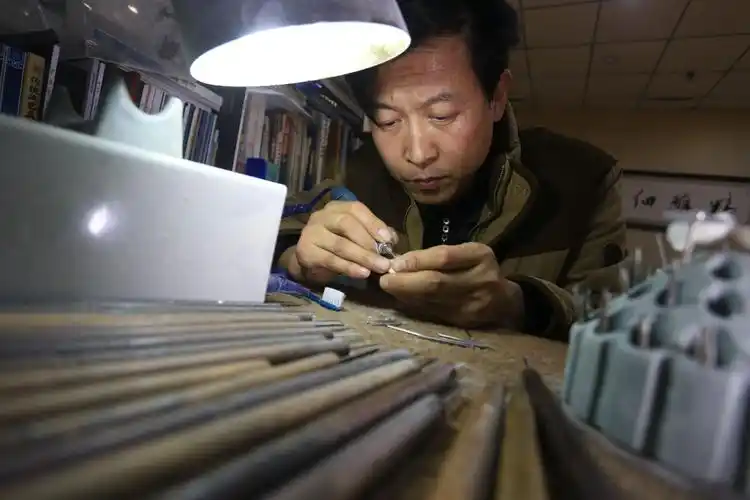 郑州男子20年钻研微雕技艺一件作品万元以上