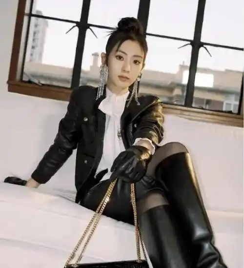 论穿衣只服邢菲,黑色丝袜搭配紧身皮短裤完美遮掩矮个子缺憾!