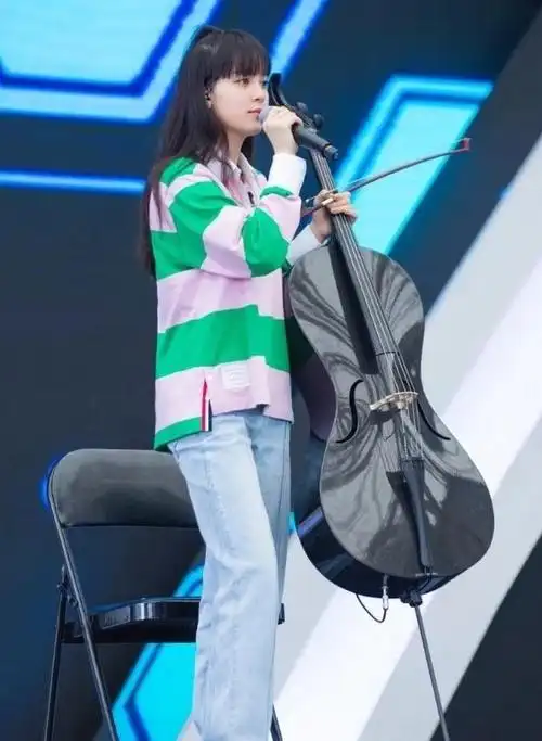 欧阳娜娜嫌匡威不够甜美就把鞋子涂成樱花粉太戳少女心