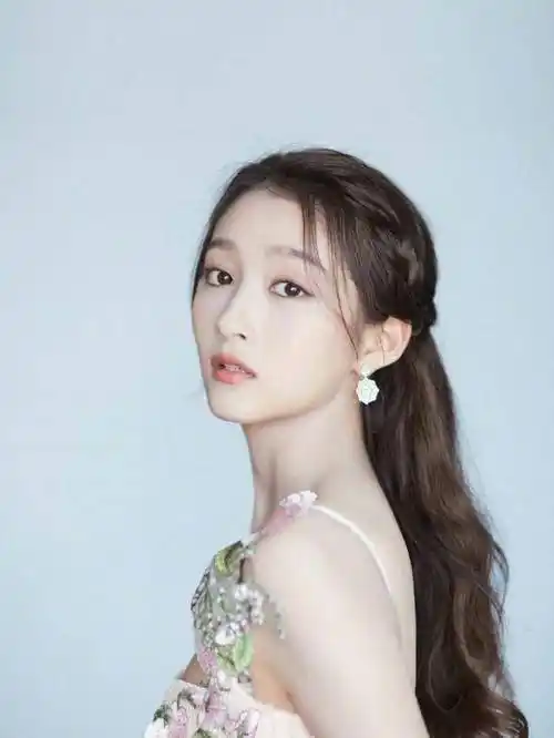 关晓彤主持白玉兰颁奖,从被嘲到全网夸奖,为啥有如此逆转呢?