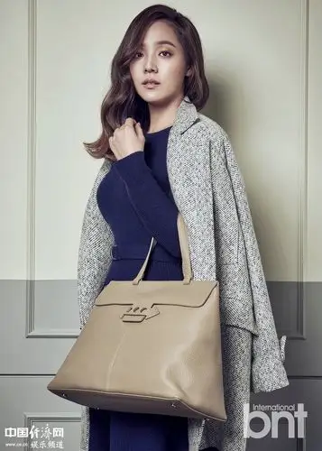 演员柳真拍写真 逆龄美貌演绎韩服之美