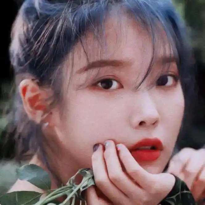 iu李知恩 #氛围感的尽头是高糊 #全世界最好的iu 蓝发 - 抖音