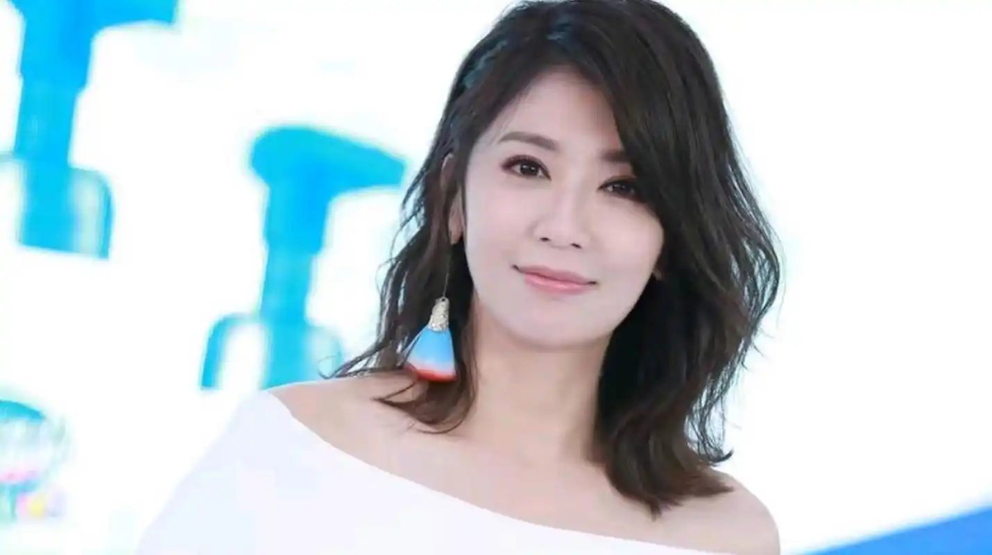 至尊红颜,是我小时候最喜欢的电视剧,因为当时最最喜欢贾静雯了,买了