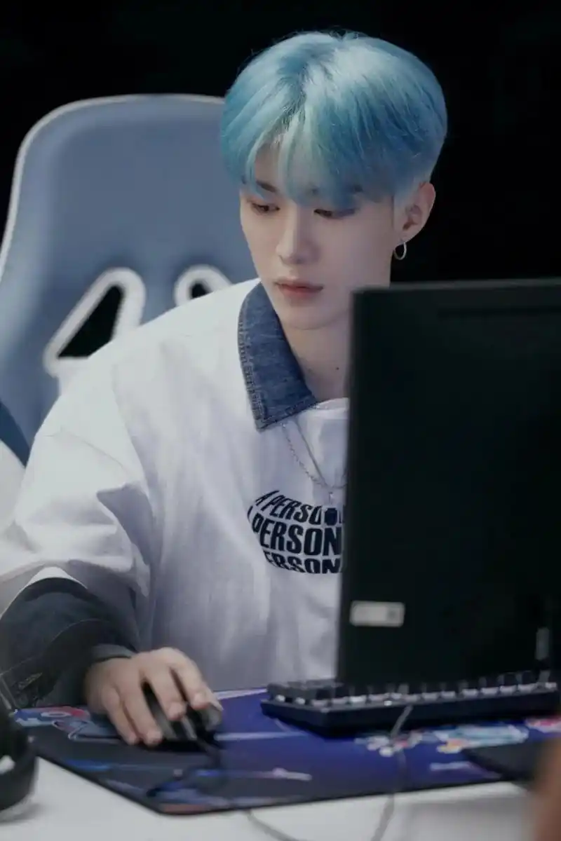 电竞男主有脸了!#范丞丞荧光蓝发 #范丞丞电竞 @dou 小 - 抖音