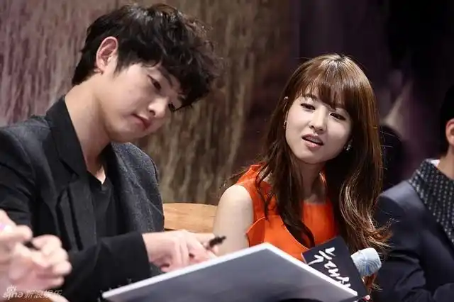 韩片《狼族少年》发布宋仲基朴宝英亮相