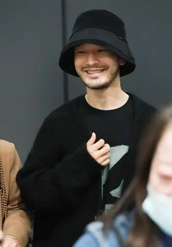 黄晓明机场与粉丝合影亲和力足 留小胡子别有味道