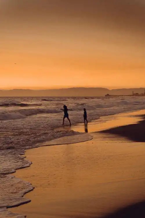 海边玩水的图片