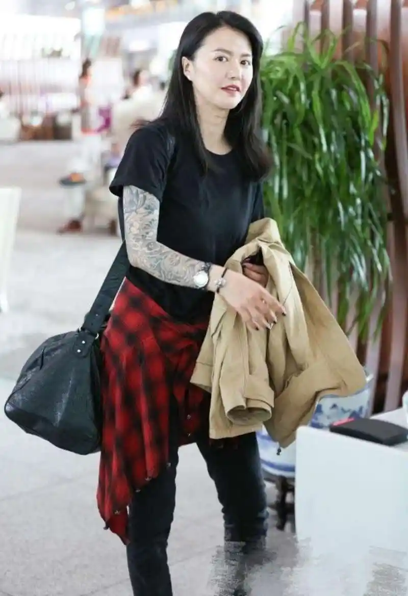 谭维维的花臂太霸气了,网友表示真是社会我维姐