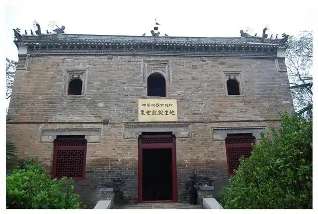 (袁世凯故居)因为中国盛行"冲喜"一说,袁世凯晚年鼓捣帝制,特地选择在