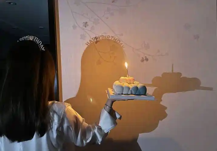 生照(江疏影晒36岁庆生照,头戴王冠笑容灿烂,手拿蛋糕与自己影子合照)