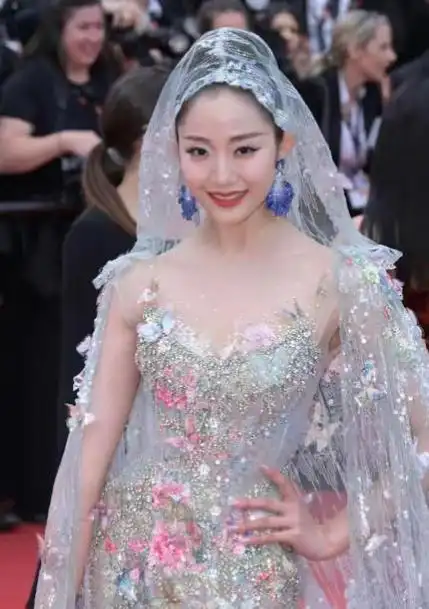 事实证明!不走戛纳红毯的赵丽颖,把她的不随波逐流展现得淋漓尽