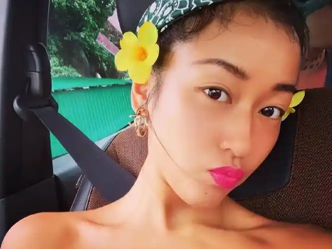 吉克隽逸卸妆堪比"整容",素颜照曝光后,网友:为何要扮黑_皮肤_审美