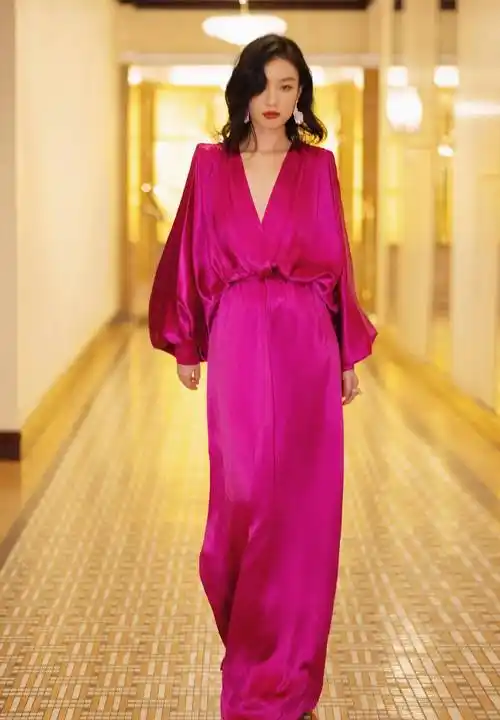 倪妮玫红色深v长裙写真,华丽复古,美艳明媚_设计_女王_大气