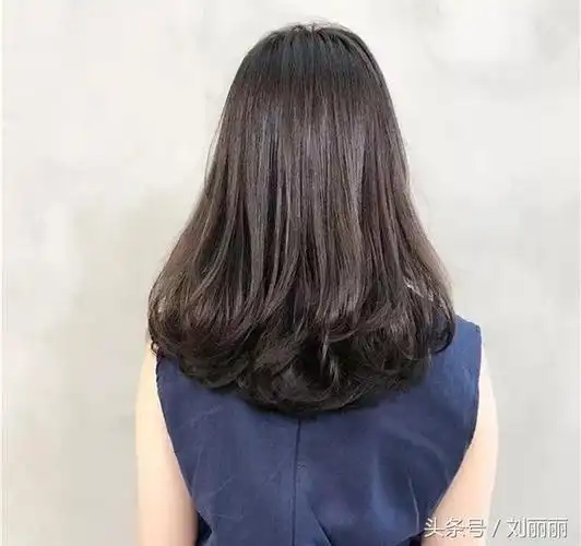 尾烫"才是今冬的主流发型"发尾烫"因为不烫发根所以头顶最自然不凌乱