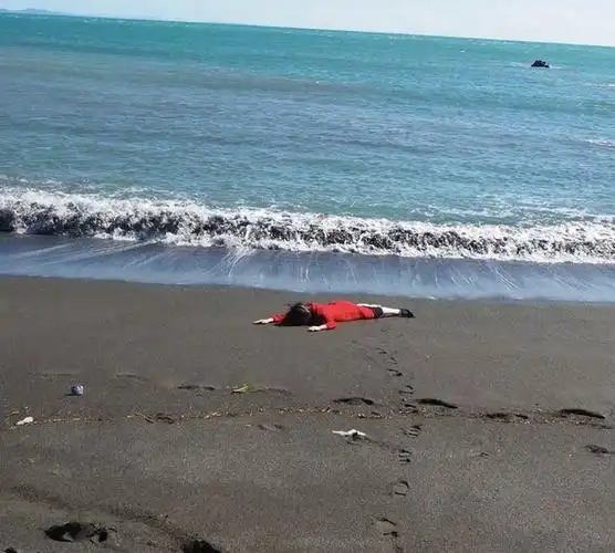 ins最美尸体日本小护士拍下300多张自己的死亡写真