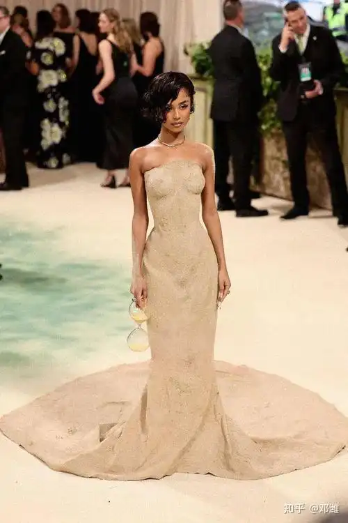 周受资夫妇走红毯很帅,贝佐斯桑切斯超拼,邓文迪杨紫琼