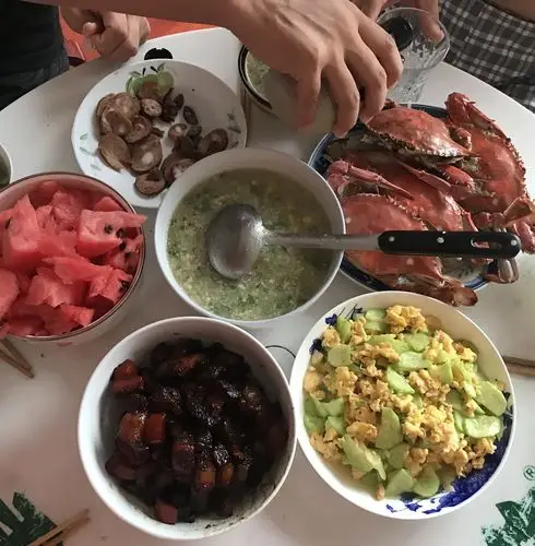 晚上弟弟一家三口来家里吃饭,简单的几个菜,但看着老妈老爸那么开心