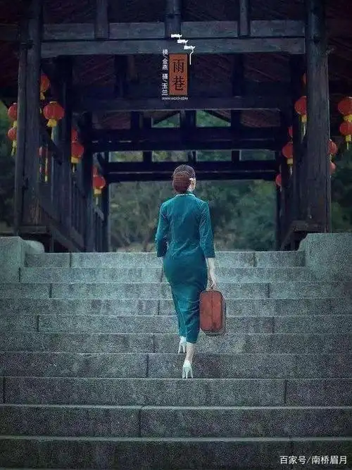 小巷背影是你锦袍半袖 小船悠悠蒙蒙烟雨下江南桥边可有你牵挂 四