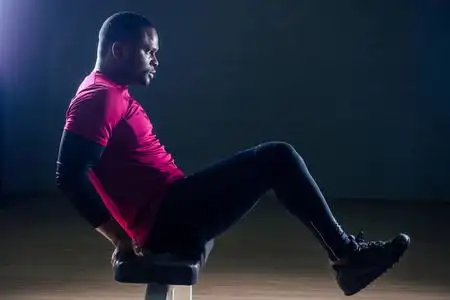 黑人非裔美国运动员,在跑步机上跑步,做肌肉群练习,在黑色背景下从