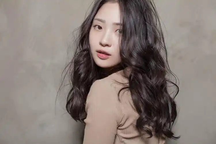 卷度影响你的气质范儿!三大卷发趋势展现女孩不同类型的气质