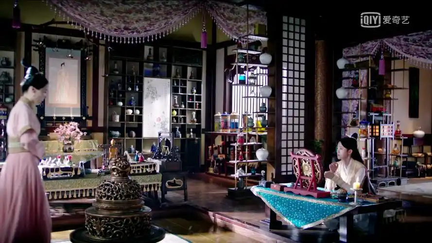 女主韩云汐因为喜欢研究各种药物,并且古灵精怪的性格,房间构图多是瓶