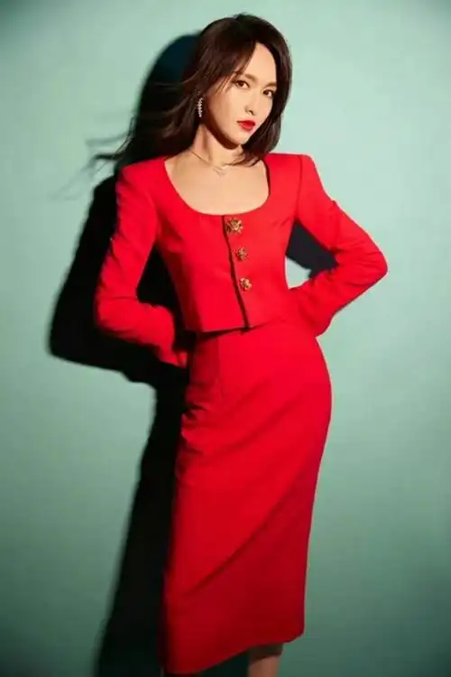 欧洲2023跨年晚会唐嫣同红色上衣外套复古衣服时尚套装