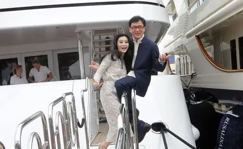 简介:成龙范冰冰绝地逃亡现身戛纳当众拥抱做宣传,分享一组成龙图片给