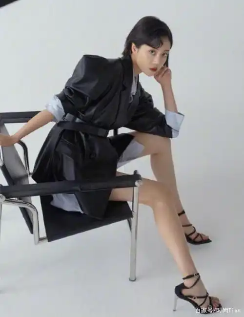 李溪芮不愧是"腿精",干练西装配"蜘蛛鞋",美腿线条令人羡慕