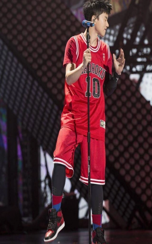 张杰只会穿西装吗?原来他还有这么多个性的造型!